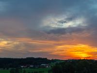 Wolkenbänder am Himmel beginnen sich auch zu verfärben